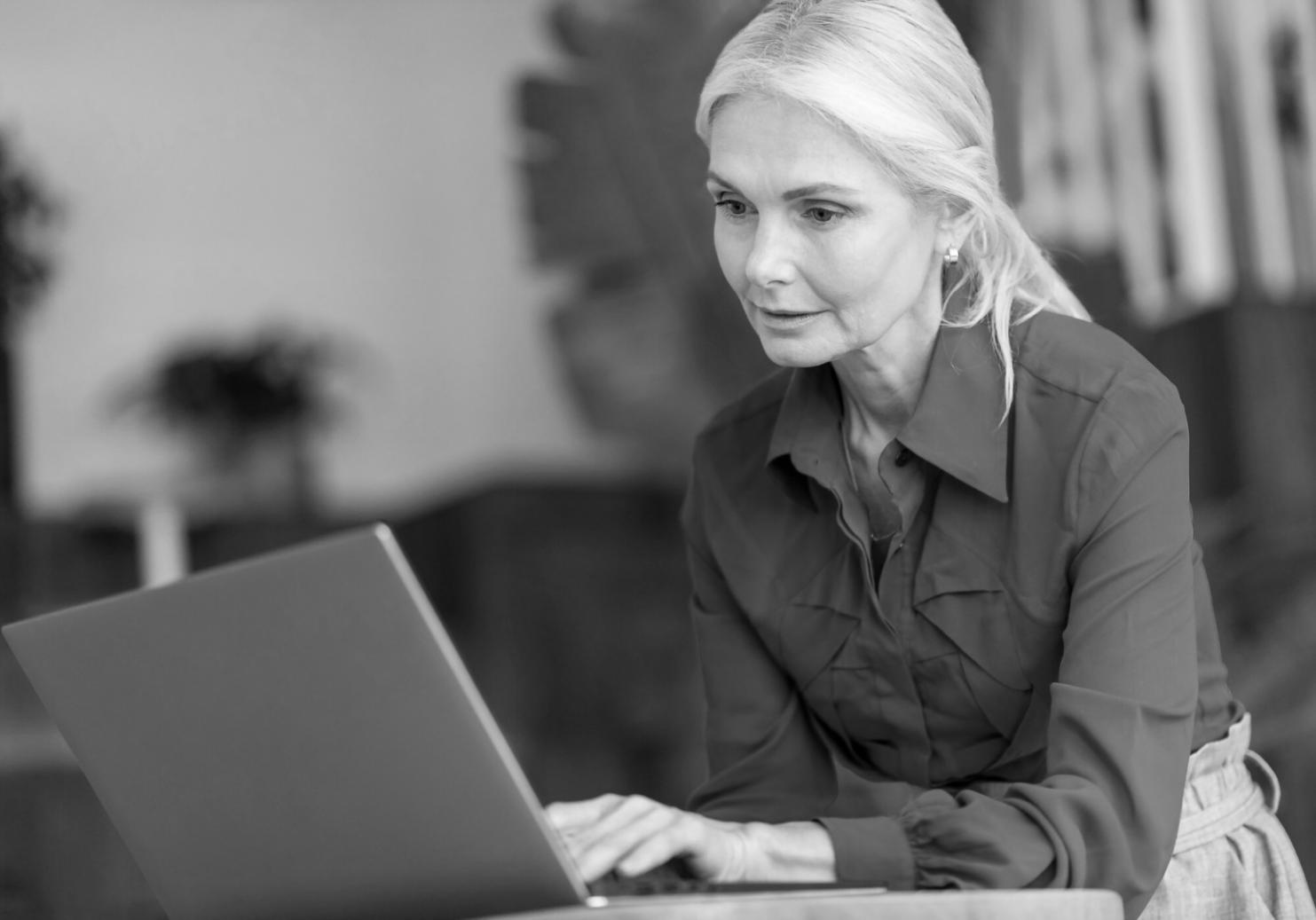 Consulente assicurativo che lavora con documenti e calcolatrice per analizzare le esigenze del cliente