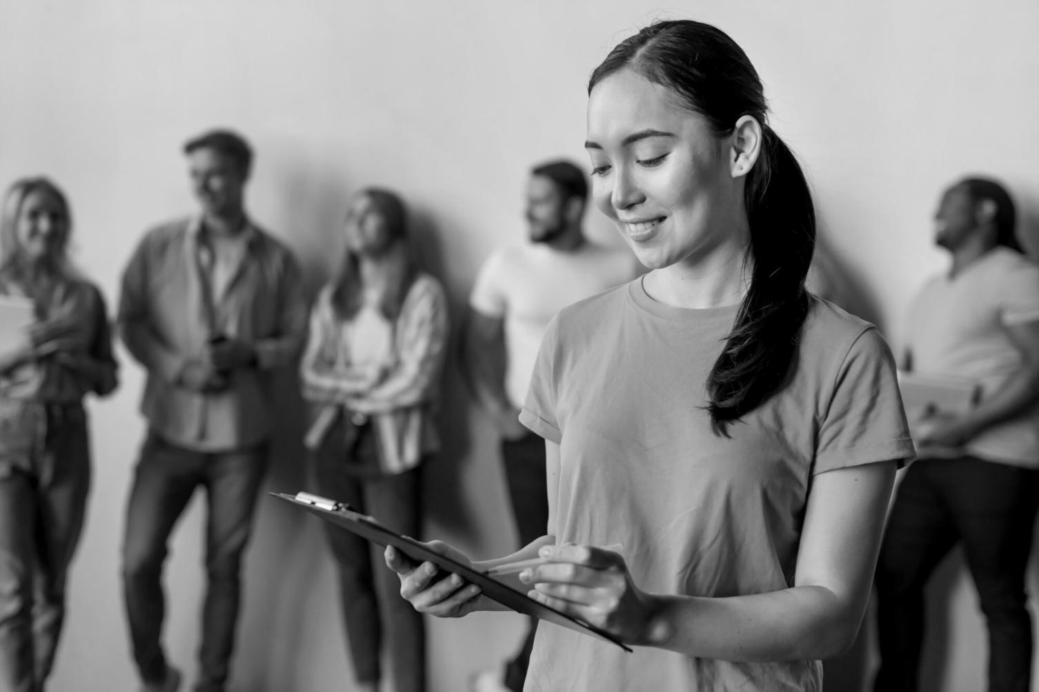 Consulente assicurativo al lavoro con documentazione professionale